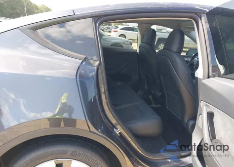 2024 Tesla Model Y Long Range Dual Motor All-Wheel Drive z USA, uszkodzony, nr VIN 7SAYGDEE8RA252314